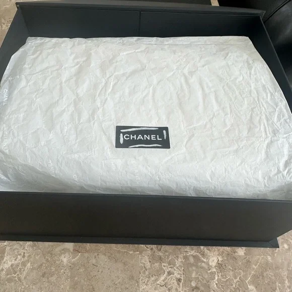 Chanel Black and White Gift Box - Picture 11 of 11